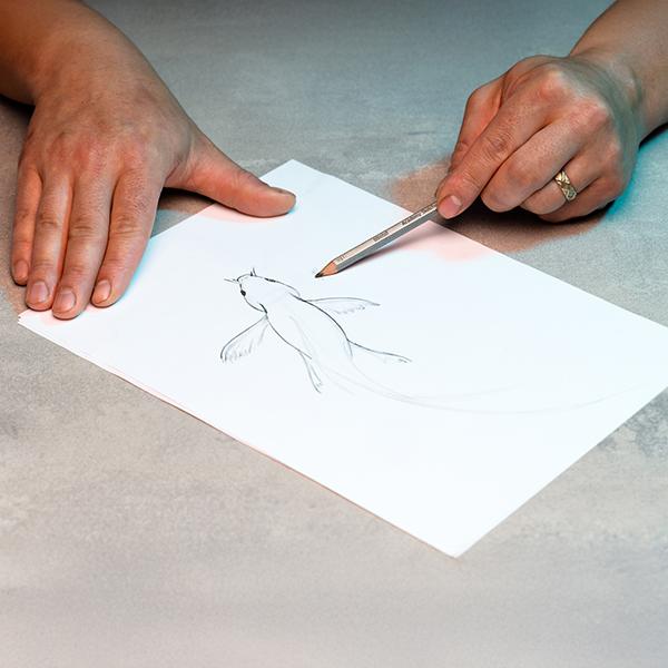 Esquisse au crayon d’un motif avant sa réalisation sur une planche Esquisse au crayon d’un motif avant sa réalisation sur une planche