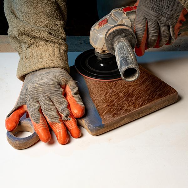 Façonnage et ponçage d’une planche en bois dans l’atelier JMAC Façonnage et ponçage d’une planche en bois dans l’atelier JMAC