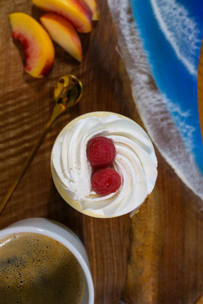 Meringue aux framboises et café sur planche en bois et résine bleue Meringue aux framboises et café sur planche en bois et résine bleue