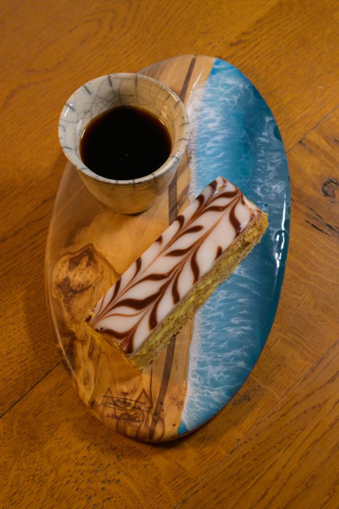 Café gourmand et mille-feuille sur planche ovale en olivier Café gourmand et mille-feuille sur planche ovale en olivier