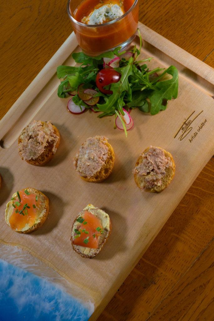 Toasts et gaspacho vus de dessus sur planche en bois et résine bleue Toasts et gaspacho vus de dessus sur planche en bois et résine bleue