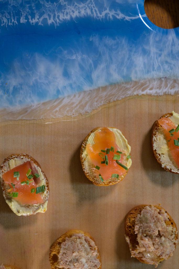 Toasts au saumon sur planche en bois et résine effet vague Toasts au saumon sur planche en bois et résine effet vague