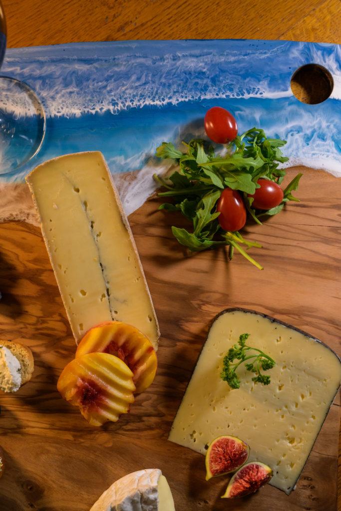 Fromages et figues sur planche résine effet mer Fromages et figues sur planche résine effet mer