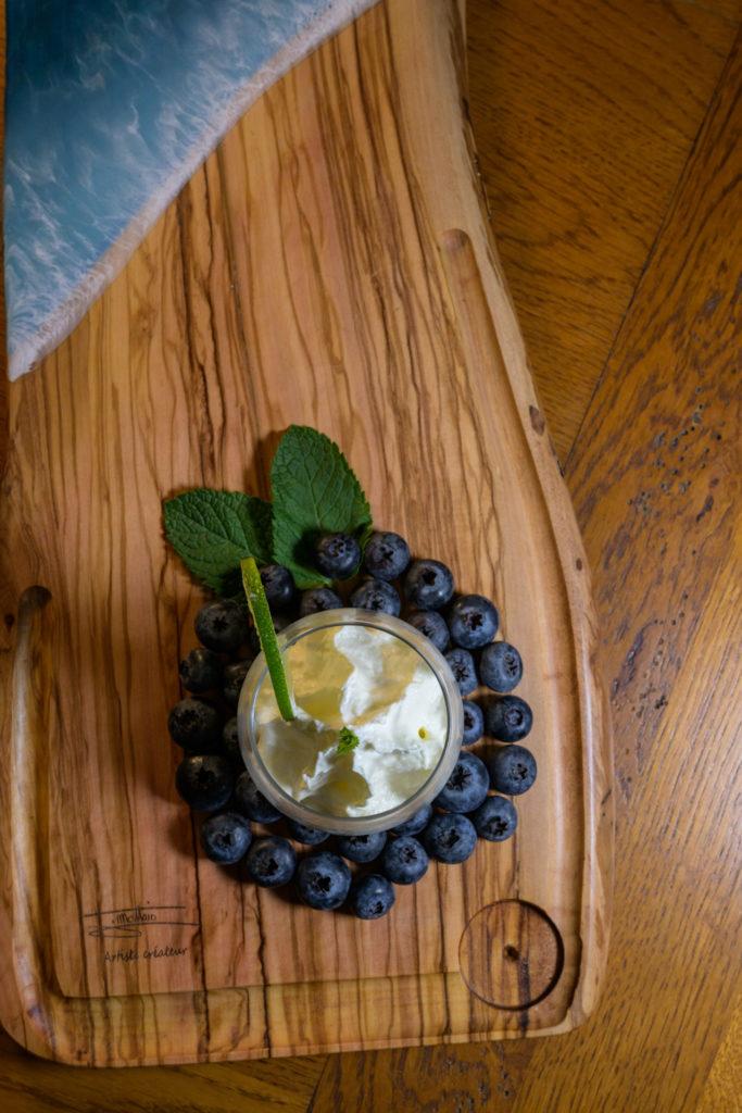 Dessert aux myrtilles sur planche en olivier Dessert aux myrtilles sur planche en olivier