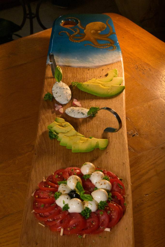 Planche résine poulpe peint à la main, avocat et tomates mozzarella Planche résine poulpe peint à la main, avocat et tomates mozzarella