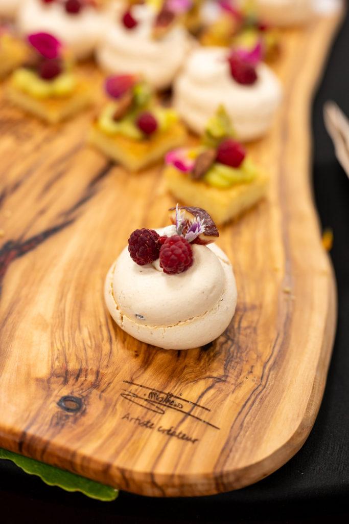 Meringue aux framboises servie par Chouette Ensemble sur planche en olivier gravée JMAC Meringue aux framboises servie par Chouette Ensemble sur planche en olivier gravée JMAC